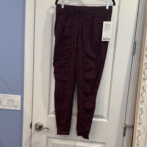 BNWT LULULEMON Dance Studio Jogger size 8 in burgundy